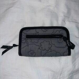 Vera Bradley Wallet w quilted flower detail